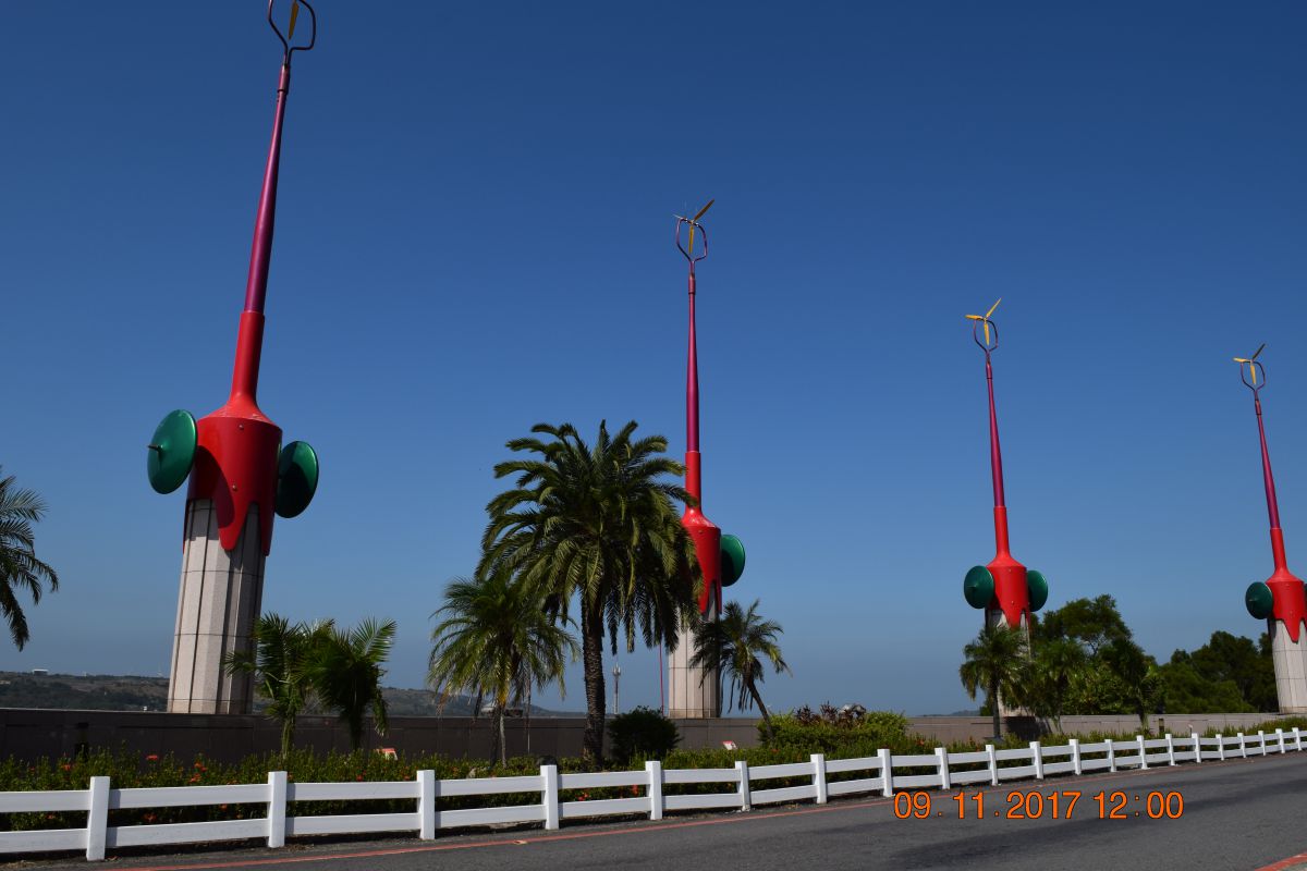 A pit-stop along the Highway-1. Looks like small wind-turbines... A pit-stop along the Highway-1. Looks like small wind-turbines...