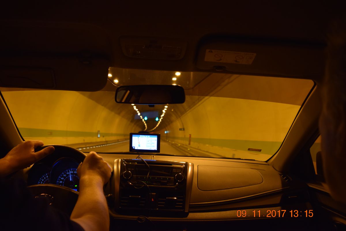 Lost count how many tunnels we passed. I lost count how many tunnels we passed.