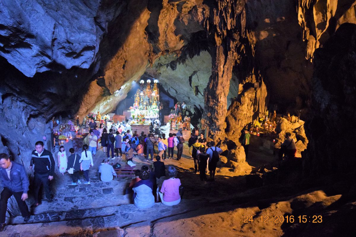 Vietnam Budist cave
